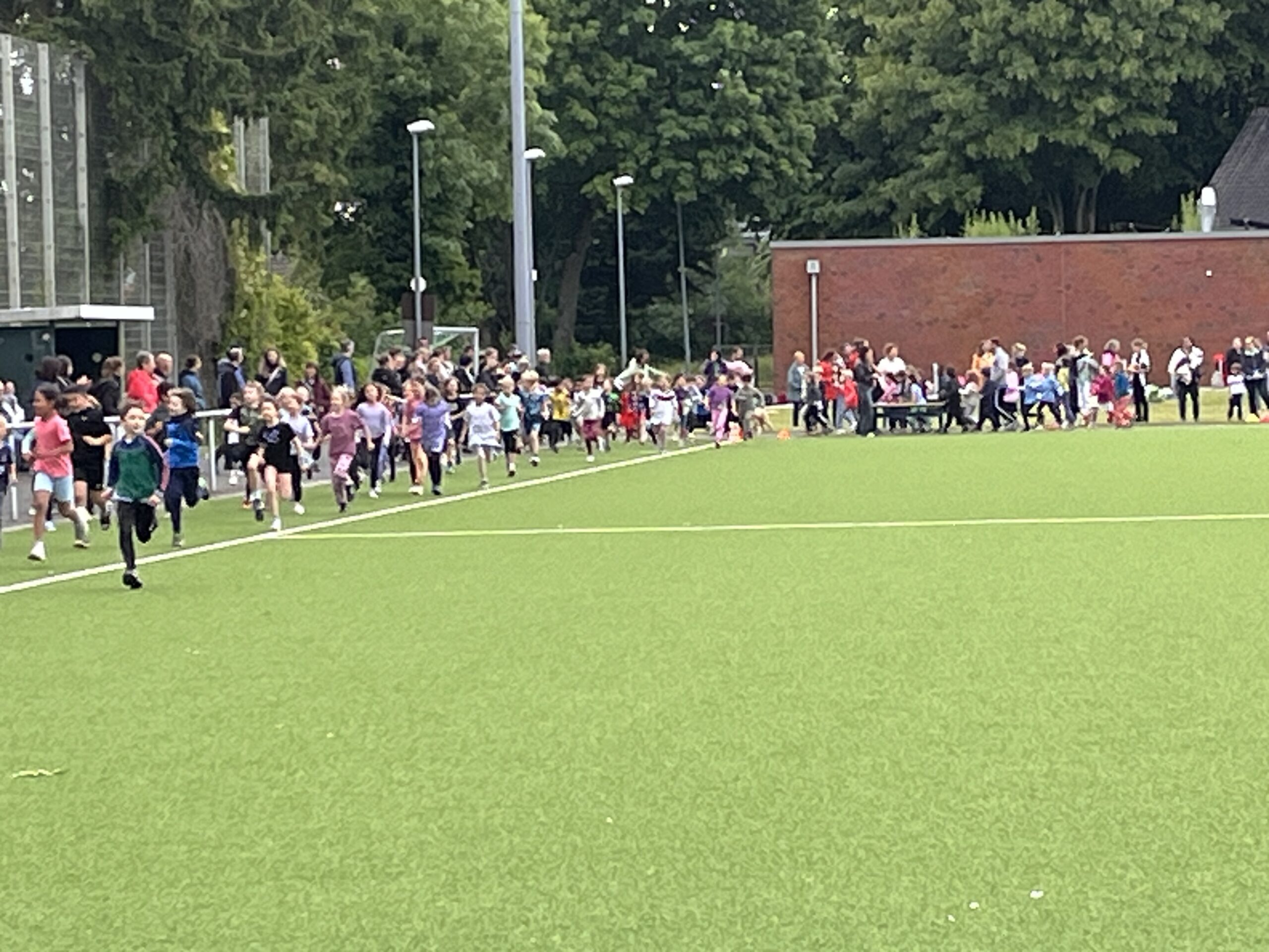 Du betrachtest gerade Bundesjugendspiele und Sponsorenlauf- Ein sportlicher Tag voller Einsatz